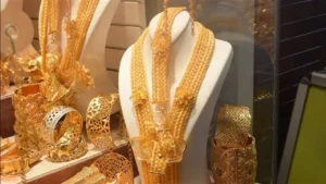 انخفاض طفيف في أسعار الذهب خلال تعاملات مساء الإثنين وتأثيره على السوق الاستثمارية